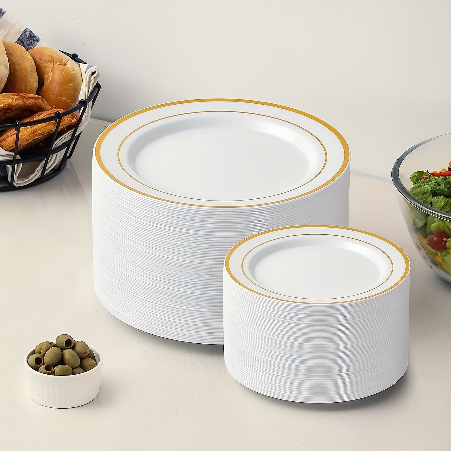 25-50 pieces of golden plastic party plates, measuring 19.05-26.04 cm each. These disposable plates are made of premium heavy-duty plastic, perfect for serving dinner and appetizers at parties and weddings.