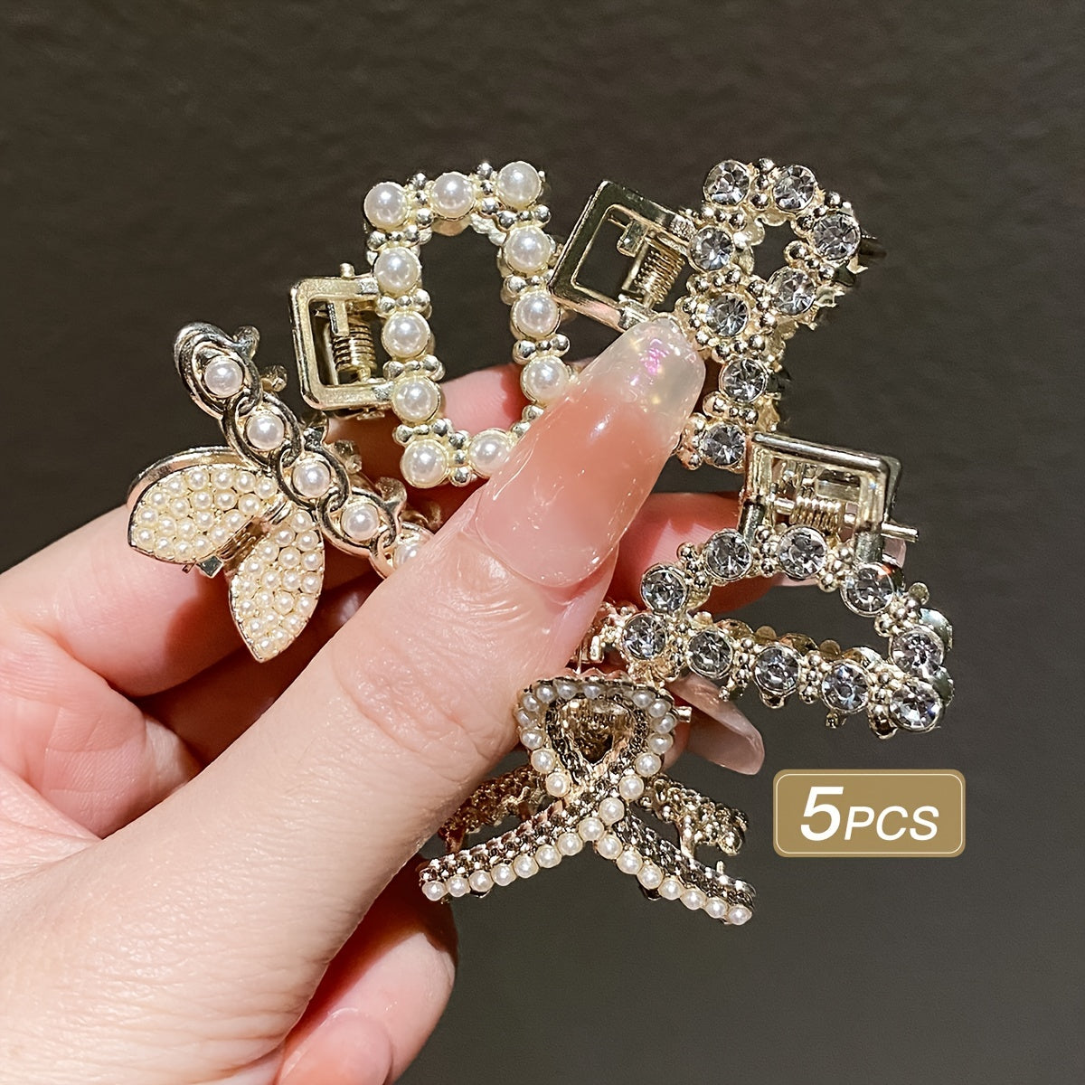 5 elegant hair clips with rhinestones and faux pearls in chic geometric design for girls. Made of alloy with sparkling accents, ideal for casual attire.