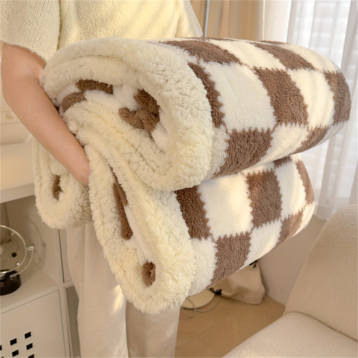 Luxurious Black and White Checkered Plush Blanket, Cozy and Warm, All-Season Throw for Bed or Sofa, Machine Washable, Soft Polyester Fabric.