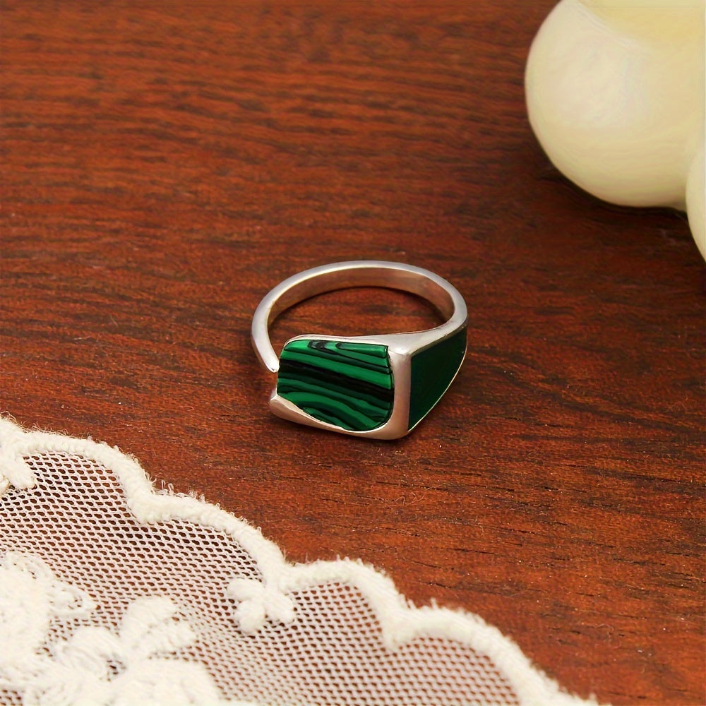 Vintage, lekin nafis, USENSET Open Cushion Ring 925 sterling kumushga o'rnatilgan ajoyib turquoise inlay bilan ta'minlangan. Ushbu ko'p qirrali buyum har kuni kiyish va maxsus tadbirlar uchun mukammal, bu sizning to'plamingizga abadiy qo'shimcha bo'ladi.