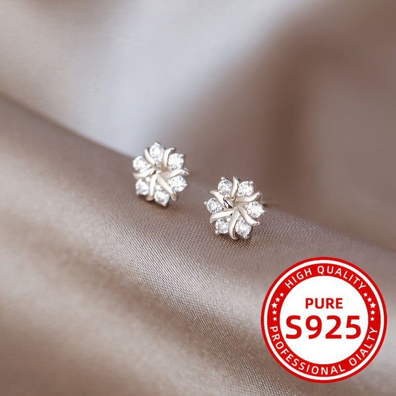 Elegant and versatile, these snowflake stud earrings are made from 925 sterling silver. The perfect adornment for any occasion, these earrings weigh 1.5g and are a beautiful accessory for women's ear holes.