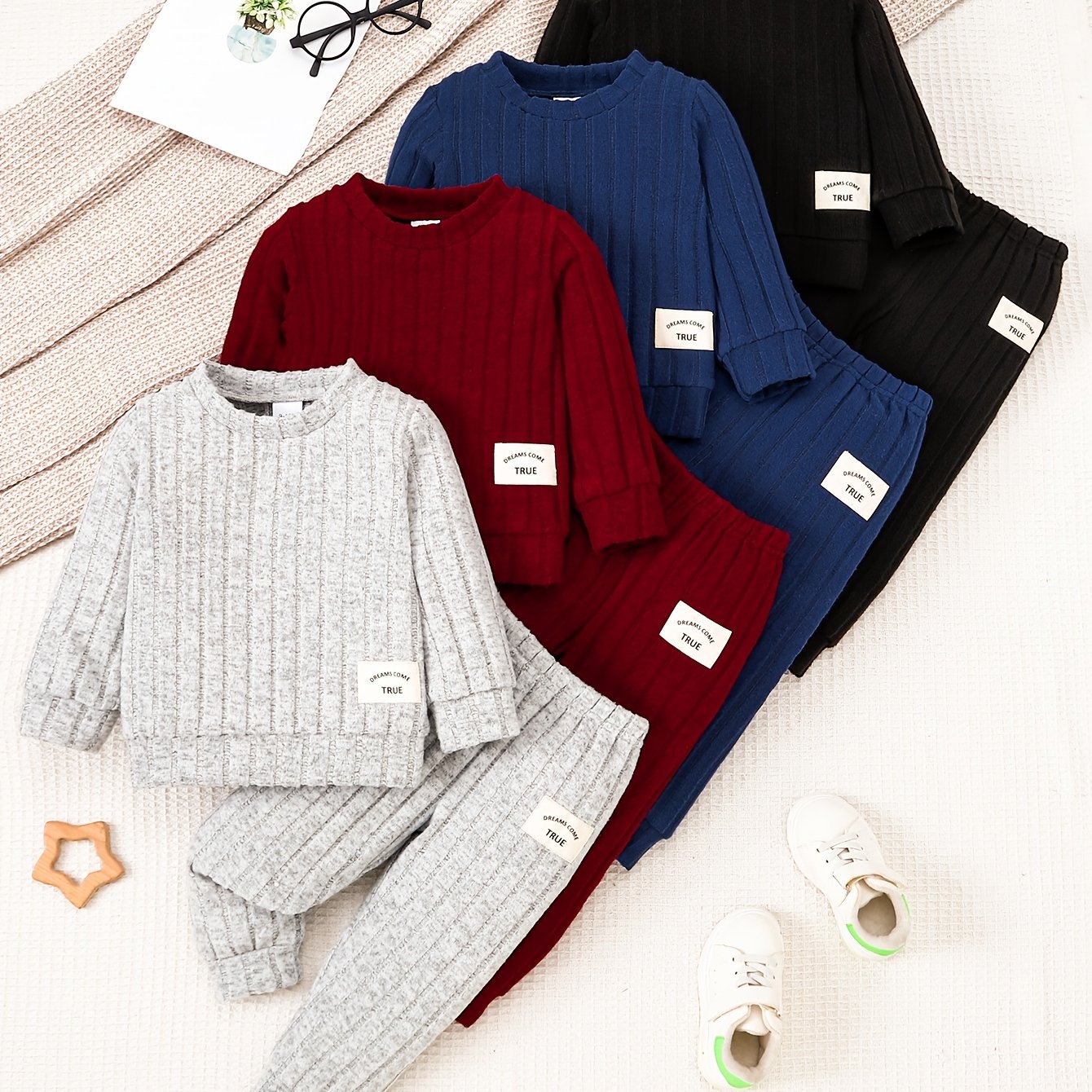 Set of 8 pieces for baby boys with long-sleeve round-neck top and ribbed pants for outdoor wear.