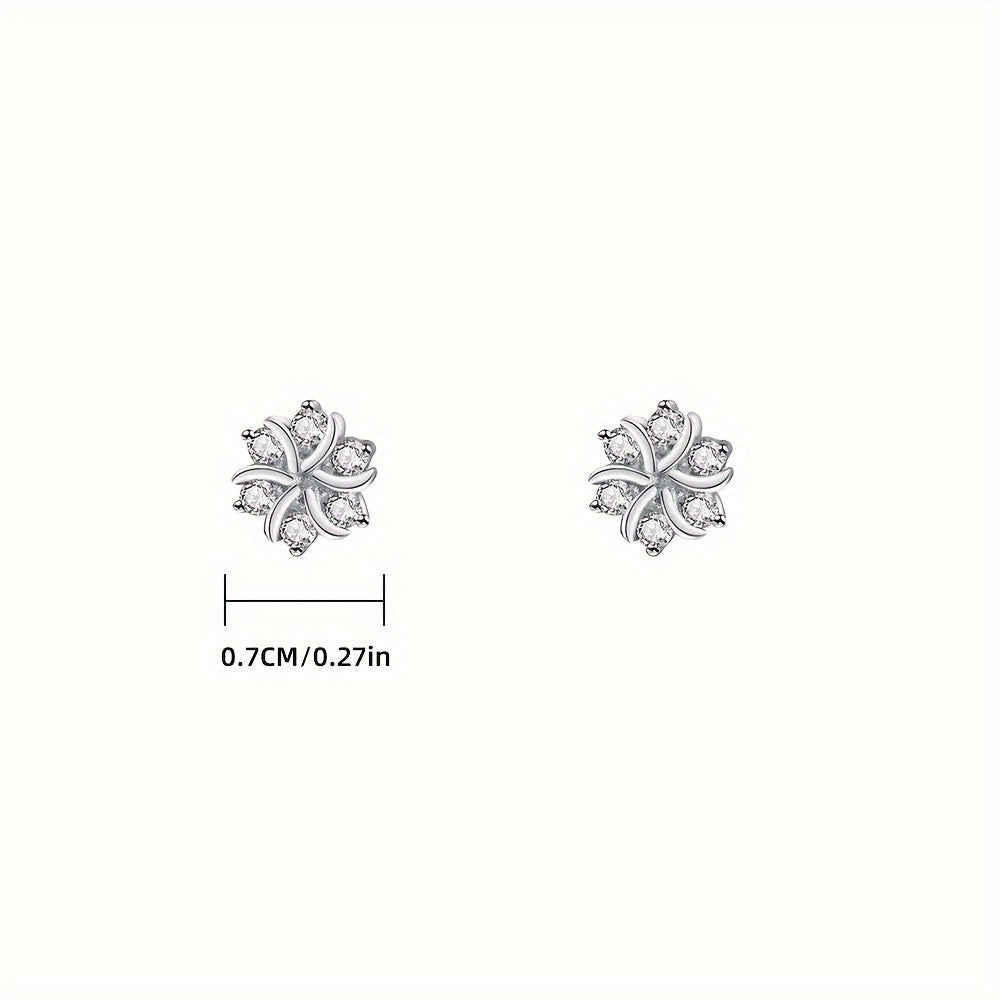 Elegant and versatile, these snowflake stud earrings are made from 925 sterling silver. The perfect adornment for any occasion, these earrings weigh 1.5g and are a beautiful accessory for women's ear holes.