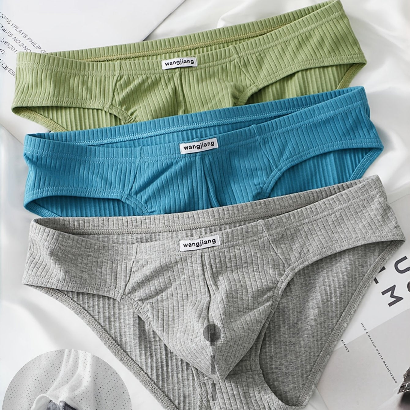 Set of 3 cotton briefs for men in solid colors, with comfort stretch fit.