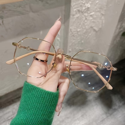 The 2023 stylish eyeglass frames can make your face appear smaller without makeup and can be customized with prescription lenses for nearsightedness. The cute and polygonal design of the