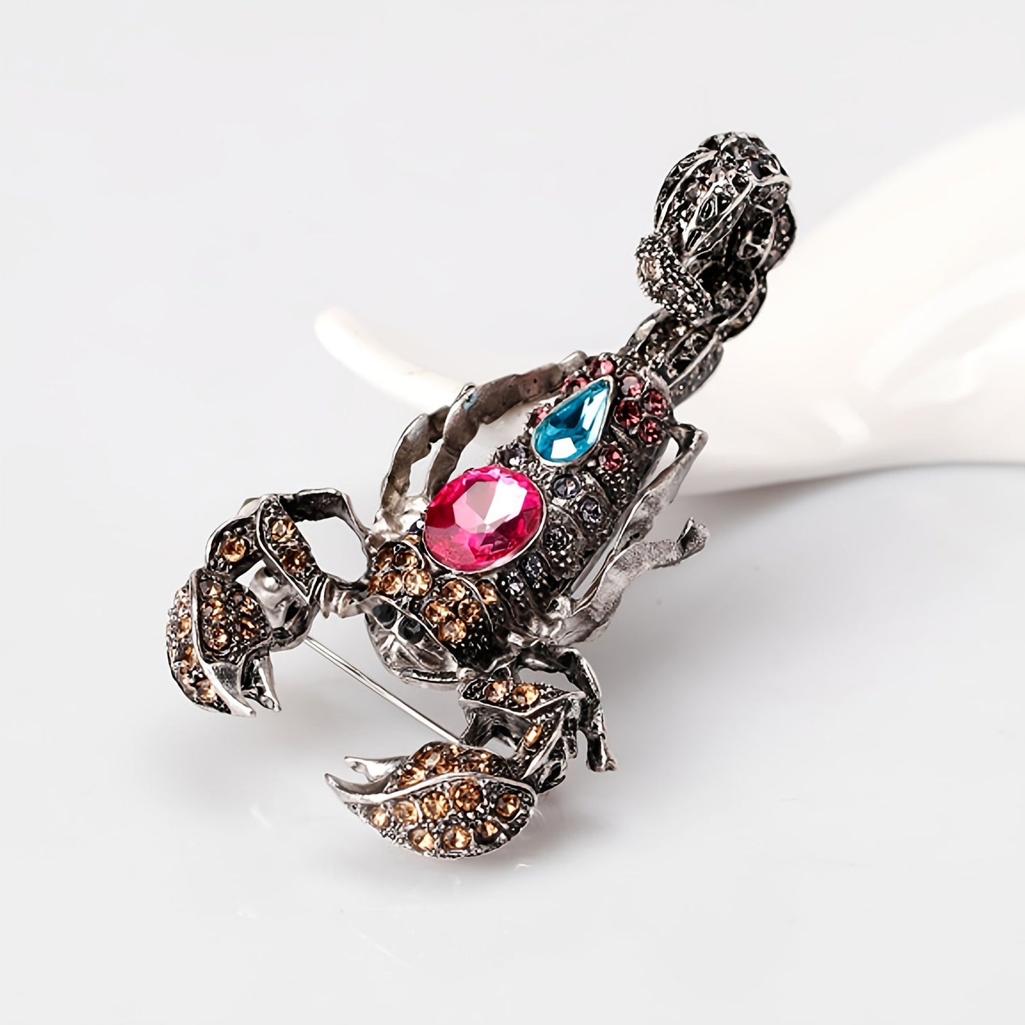 Stylish Men's Animal Brooch with Rhinestones - Made of High-Quality Zinc Alloy, a Trendy and Multi-Purpose Accessory for Events