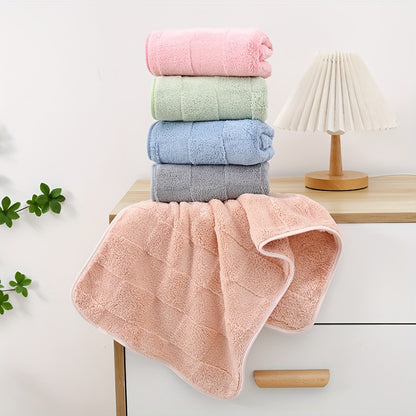 2pc Plaid Bath Towel Set made of soft & absorbent coral fleece. Large towels with 300GSM perfect for home, hotel, spa, swimming. Quick-dry, luxury bathroom accessories. Plush and elegant