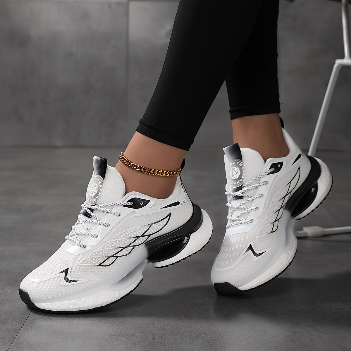 Breathable mesh platform sneakers for women in plus size, lace-up casual outdoor shoes for comfortable low top running.