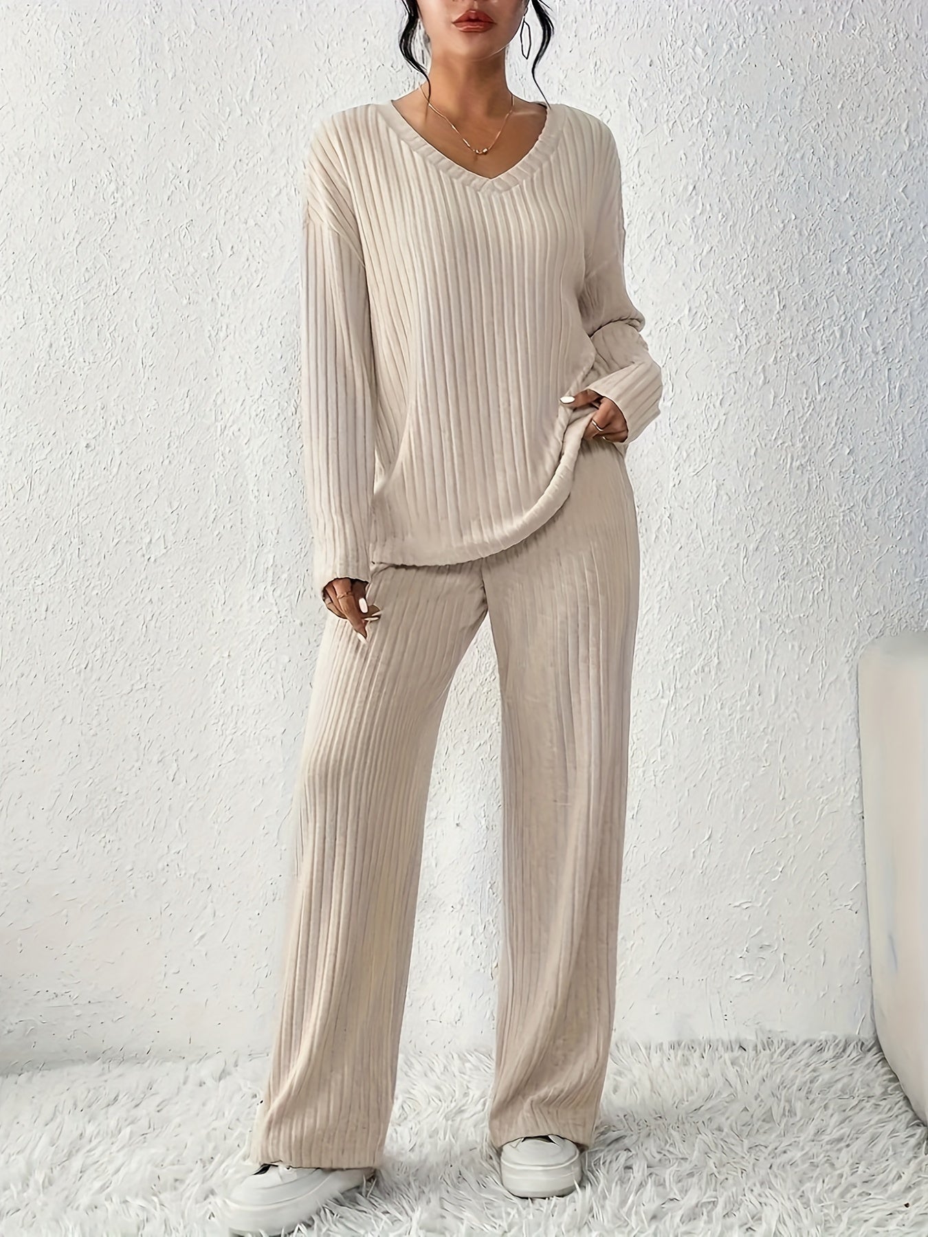 V-neck long-sleeve top and straight-leg pants set in solid color with ribbed texture for fall and winter.