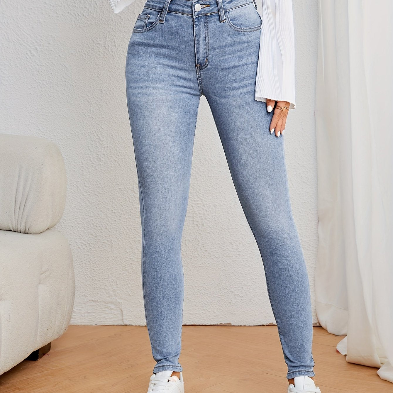 Light blue skinny jeans for women, high waist slim fit, perfect for everyday fashion in fall and winter.