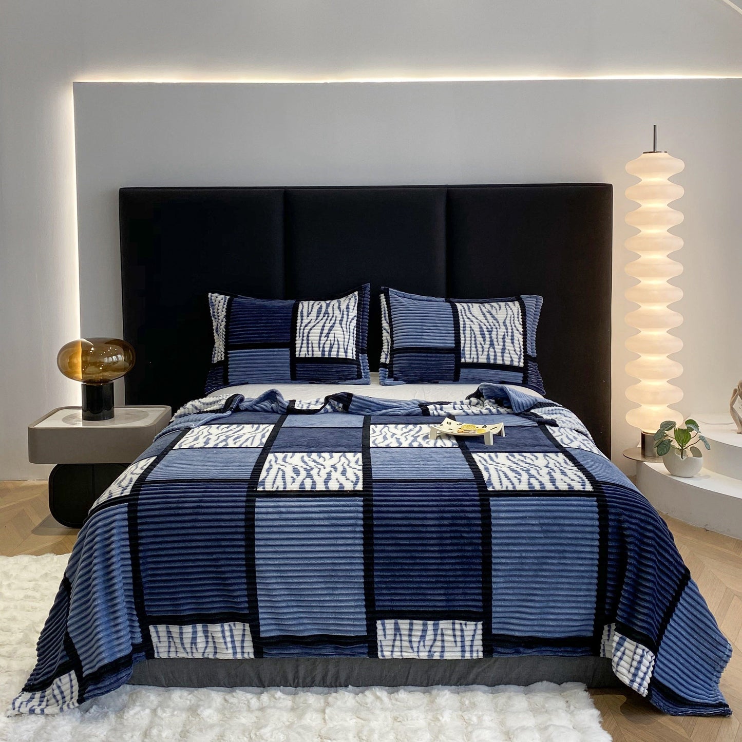 A casual office thin blanket, this printed geometric square grid blanket is made of milk fleece throw material. It is versatile, suitable for use as a bed sheet or throw blanket for all four seasons.