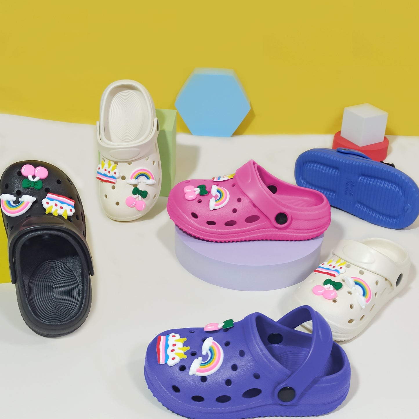 Cute cartoon slippers for girls, non-slip lightweight clogs for indoor use in all seasons.