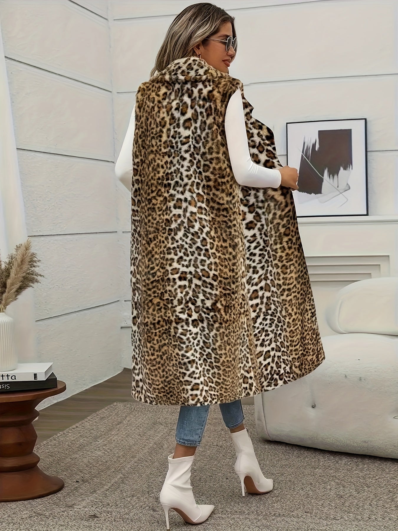 Leopard print vest in plus size with lapel collar, long length and knit fabric made of polyester.