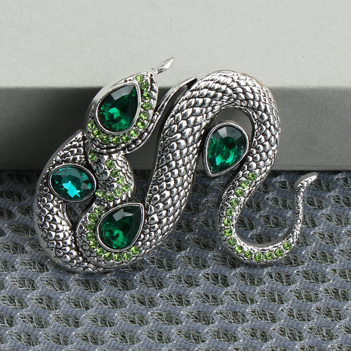 Luxurious Snake Brooch with Enamel and Rhinestones, Irregularly Shaped Animal Pin, Elegant Fashion Accessory for Clothing