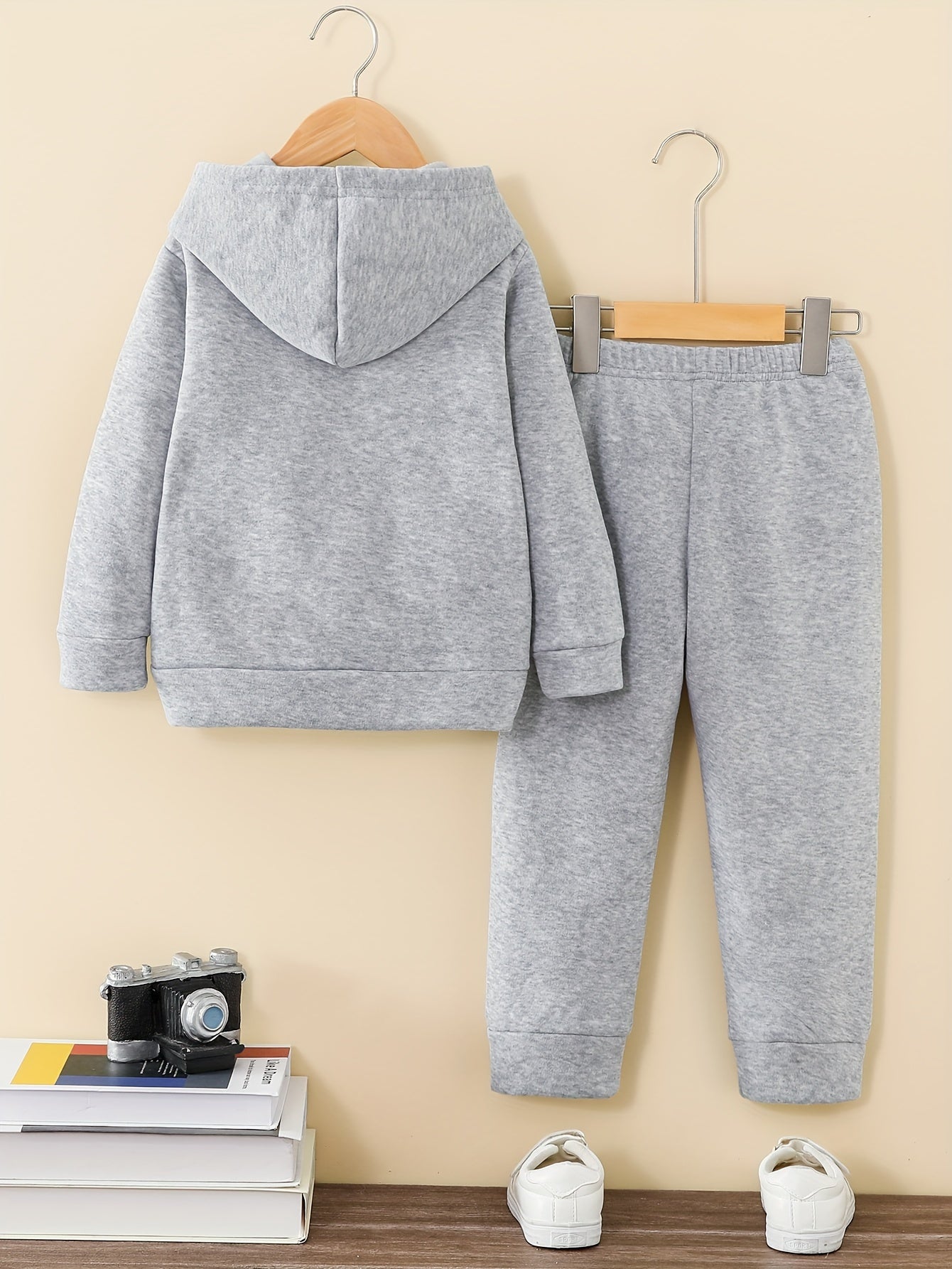 Boys' Fashion Set featuring 'Paw Paw's Little Guy' print, polyester hoodie and pants, knit pullover with long sleeves, regular fit, suitable for autumn/winter outdoor wear.