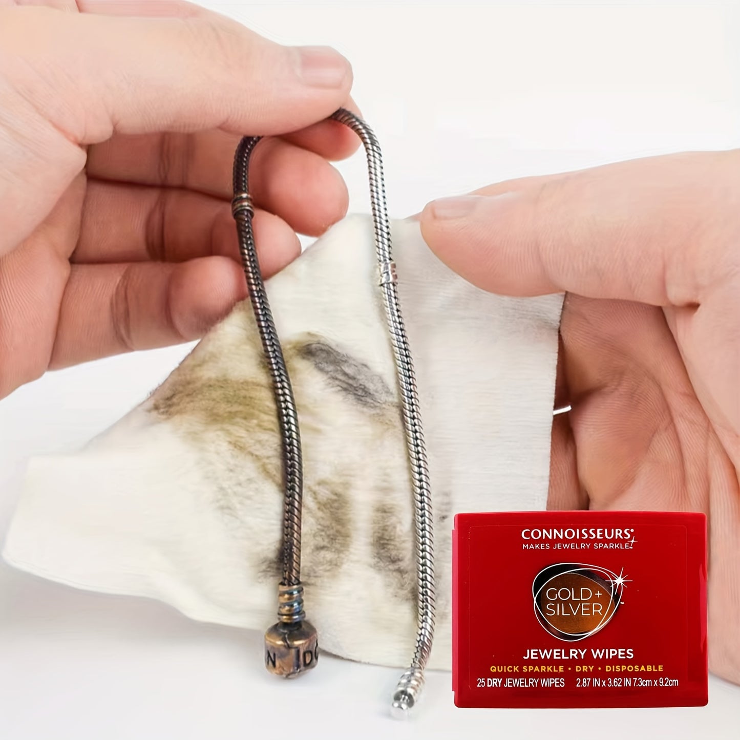 Portable jewelry cleaning wipes for deoxidizing and polishing precious metal jewelry, available in golden and silvery colors.