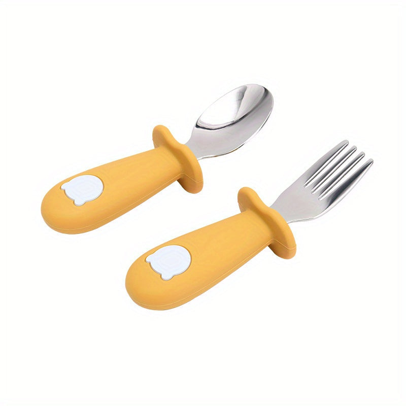 This toddler cutlery set includes a durable and safe stainless steel baby fork and spoon. The set comes in an opp bag and features a cute panda pattern handle made of food grade silicone.