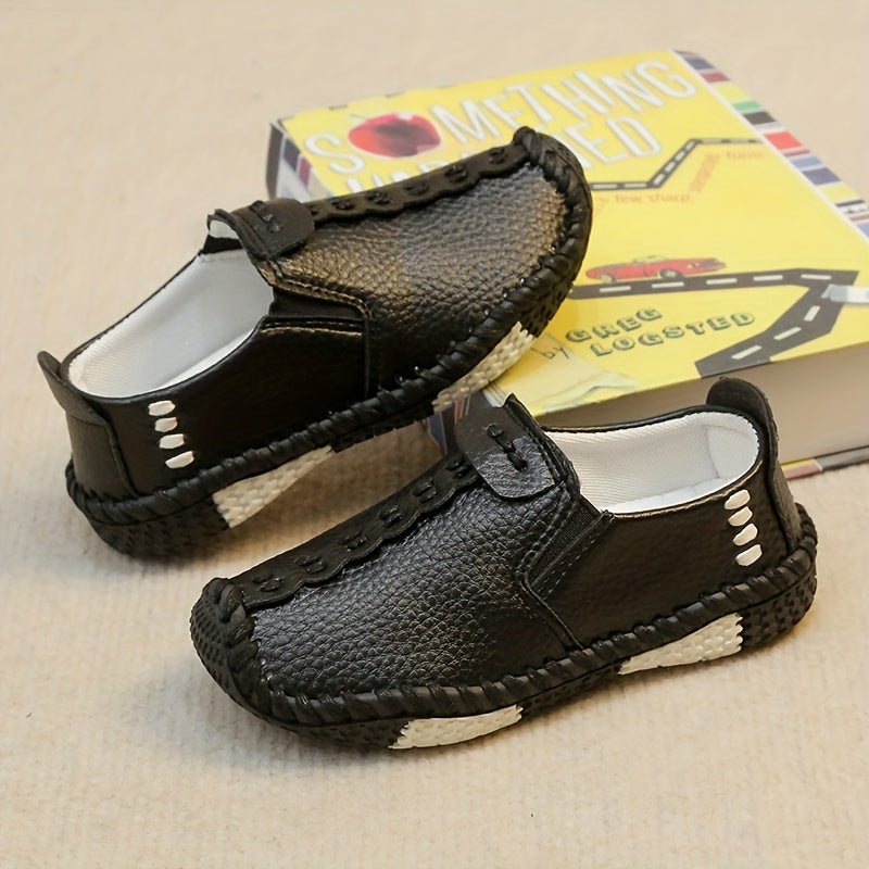 Breathable faux loafers for boys, ideal for spring and autumn. Features stitched details and a comfortable single sole.