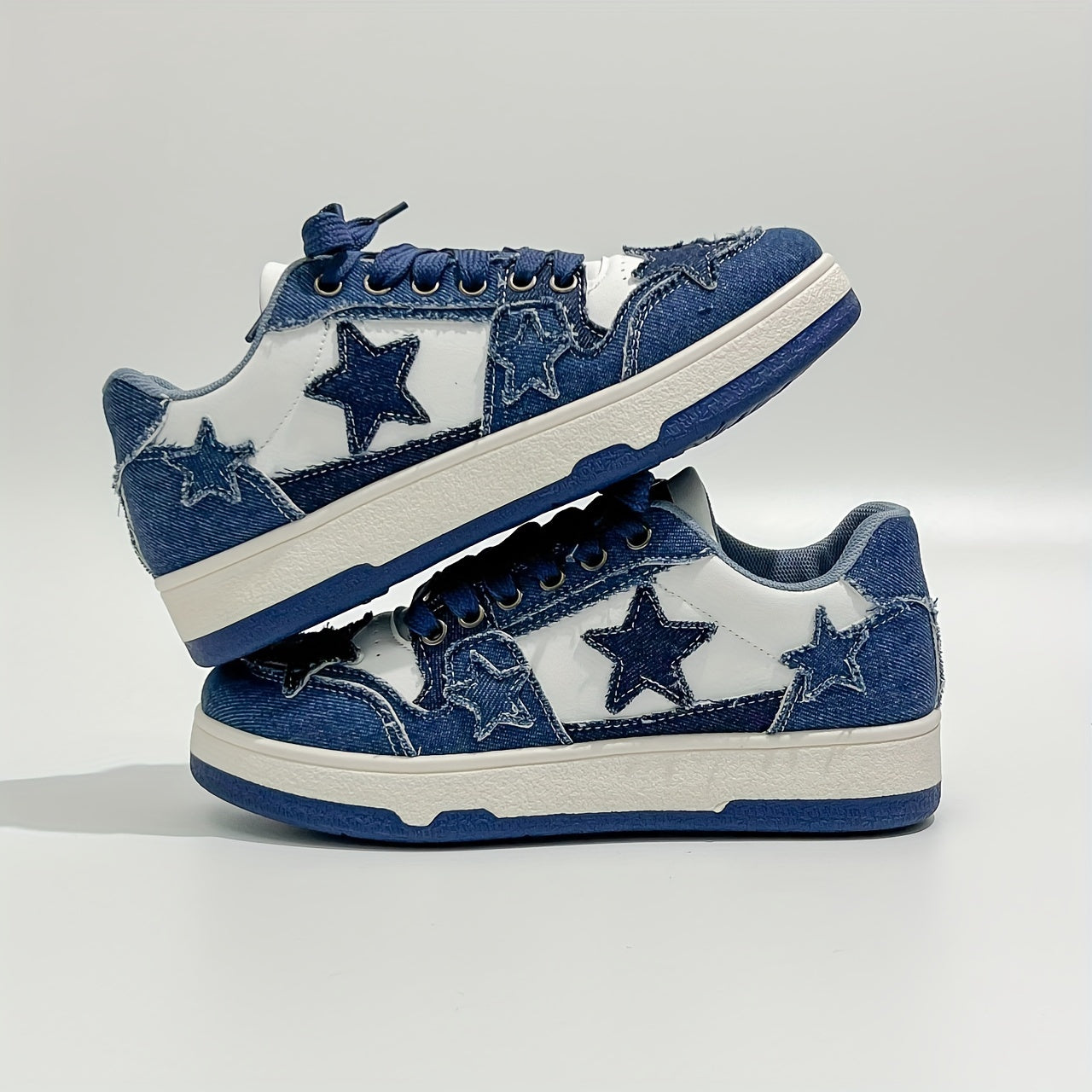 Women's skate shoes with stars design, low top colorblock flatform sneakers.