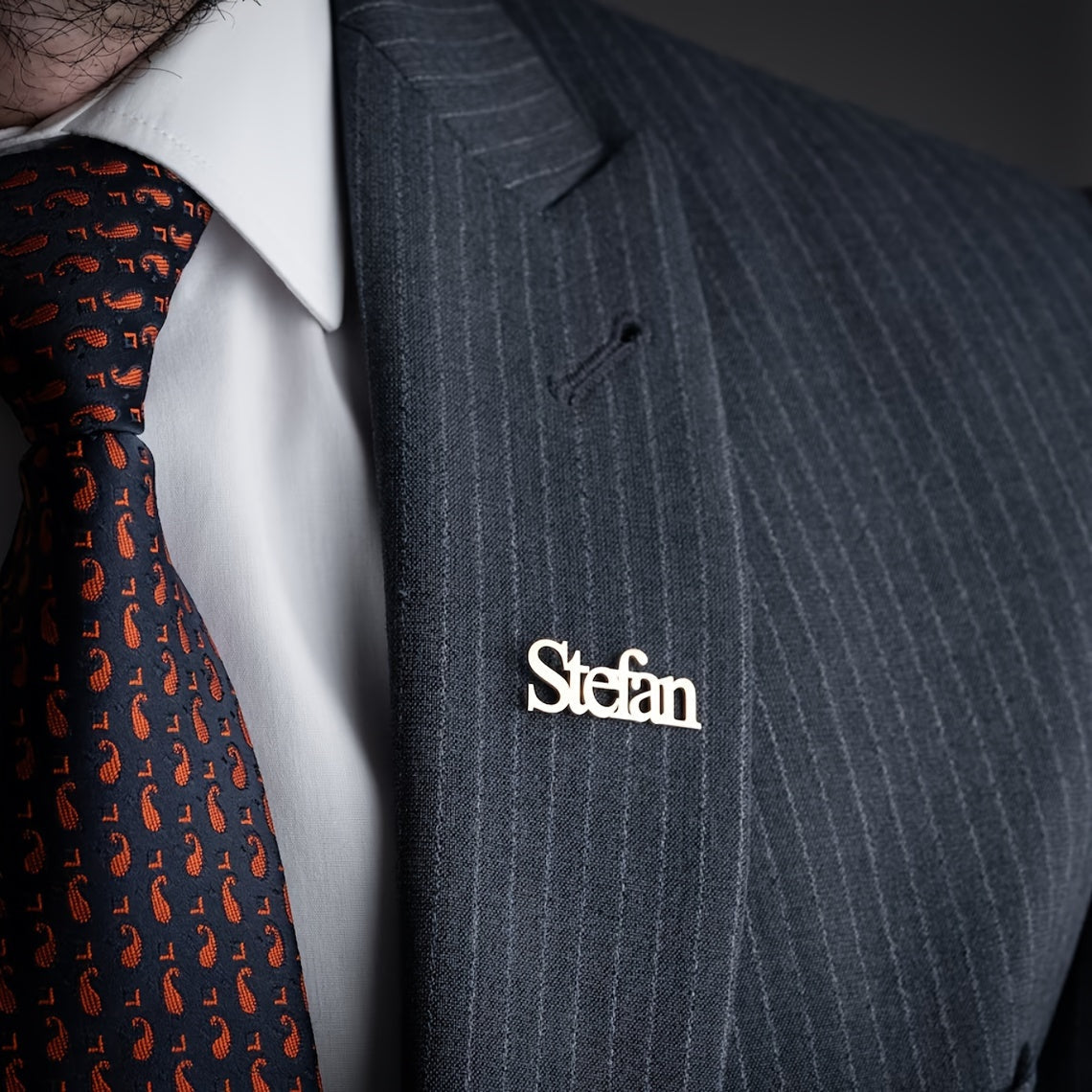 Name Brooch made of stainless steel with a personalized touch - Modern and understated design perfect for men's suits, featuring custom engraving in English letters.