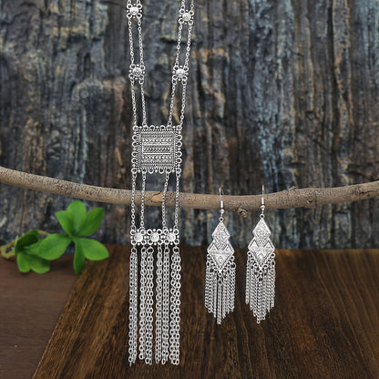 This retro ethnic style women's jewelry set includes three pieces: a geometric zinc alloy necklace and matching tassel long earrings. The set is simple, stylish, and versatile, suitable for all seasons and can be paired with a long skirt or sweater.