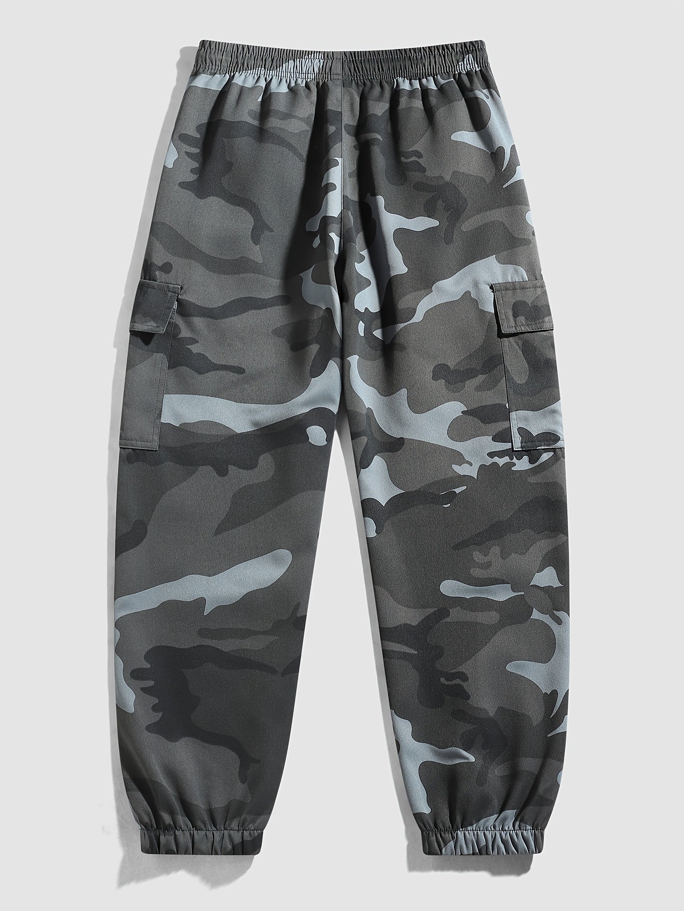 Camouflage cargo pants for men, ideal for outdoor activities in spring and autumn.