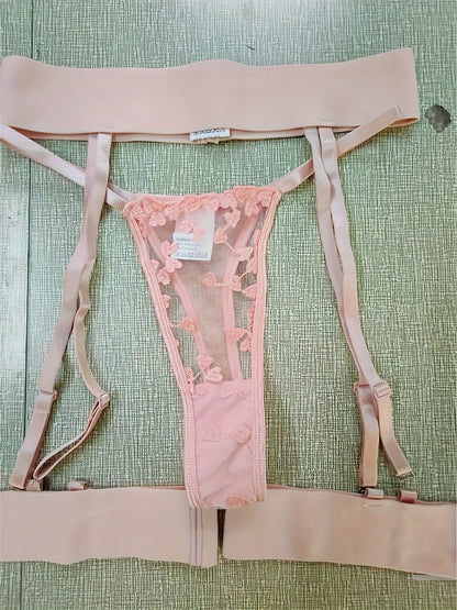 Youthful and flirty lingerie set with sheer lace embroidery.