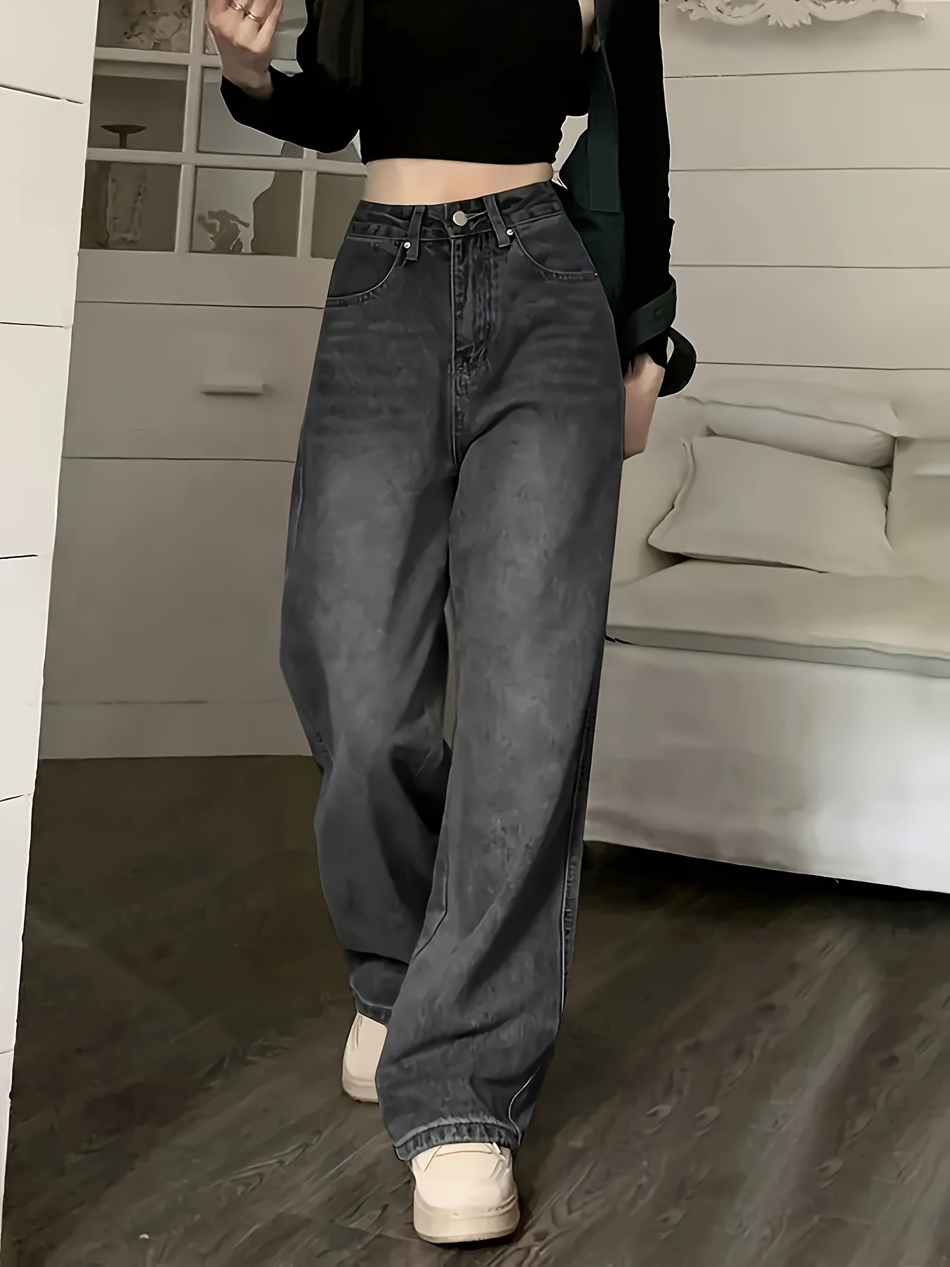 Loose straight leg jeans with multiple pockets, versatile denim pants for women. Vintage style.