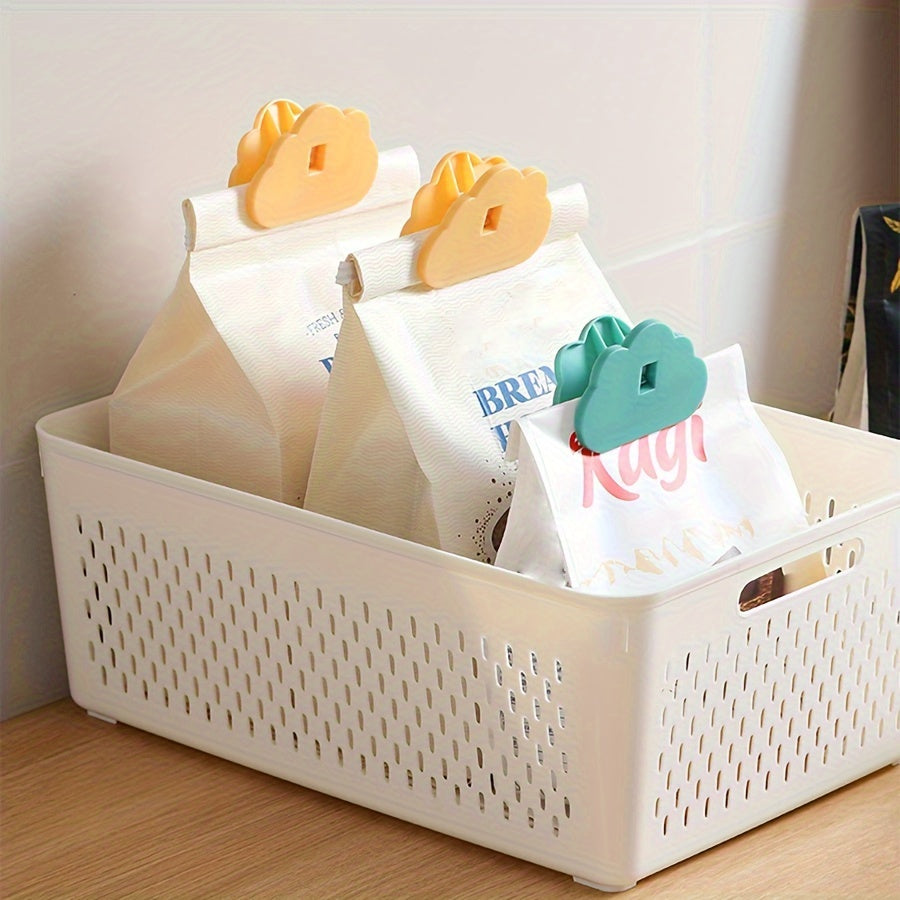 Set of 2/4 cloud shaped food bag clips for easy sealing and keeping food fresh. These clips are reusable, moisture-proof and dust-proof, and can be used on all kinds of plastic bags and snack bags, as well as kitchen storage boxes. A convenient kitchen