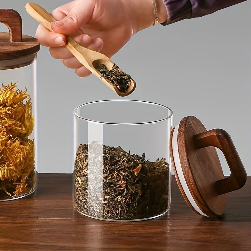 Glass storage jar with a wooden lid and a capacity of 27oz/800mL. This multi-purpose jar is freezer safe and should be hand washed only. Perfect for storing coffee, tea, or food.