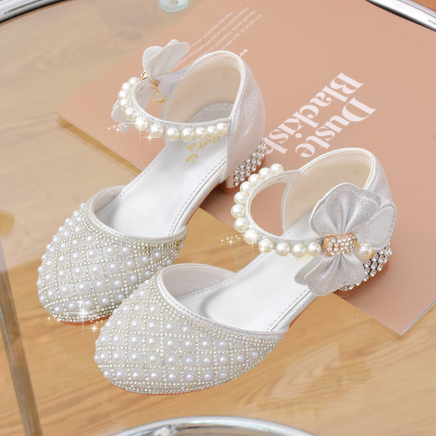 Spring and summer children's high heels with pearl crystal shoes featuring bowknot and butterfly knot for girls, perfect for catwalk shows and formal occasions.