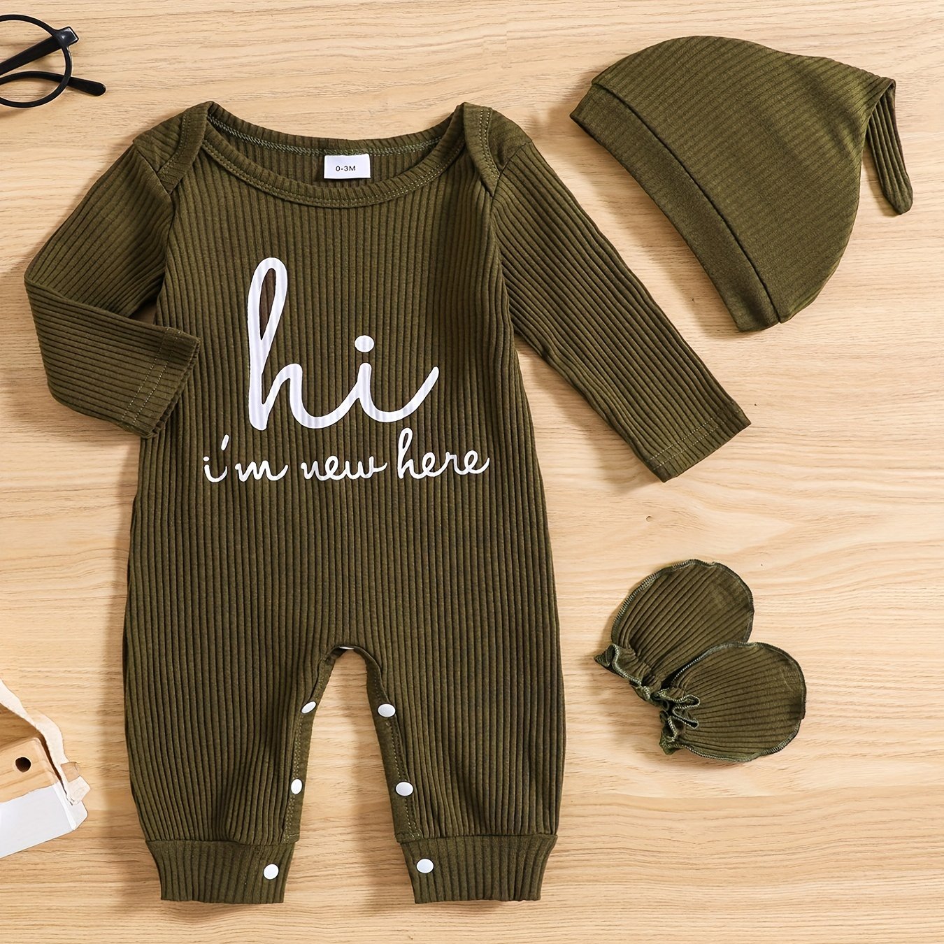 Newborns' "Hi I'm New Here" outfit: long-sleeve romper, hat, and gloves for boys and girls for outdoor wear.