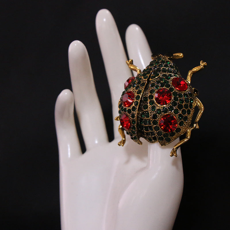 Luxurious Ladybug Brooch Pin: Ayollar uchun zamonaviy modali aksessuar, nozik rhinestone hasharot dizayni