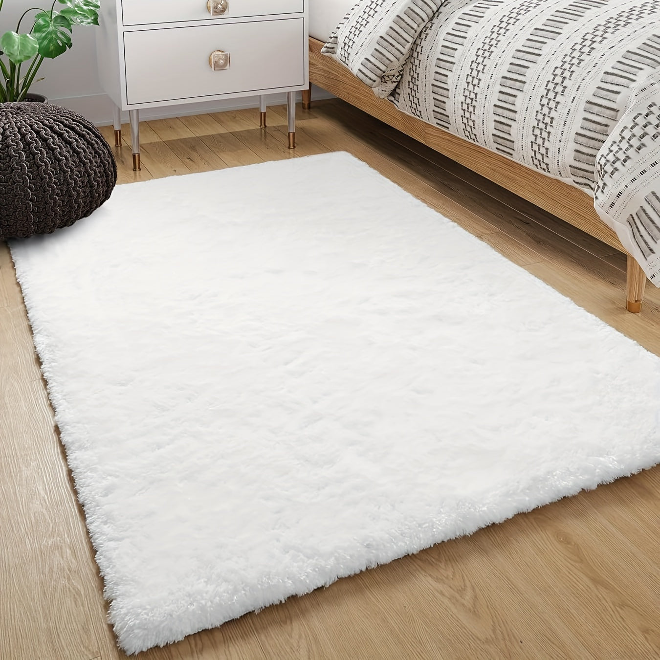 Soft shaggy area mat with a tie-dye design, made with 260g polyester and a 0.6cm thick sponge base. Features a 21 density for added comfort. Machine washable and suitable for indoor use in living rooms, bedrooms, game rooms, and dorms. This Nordic style