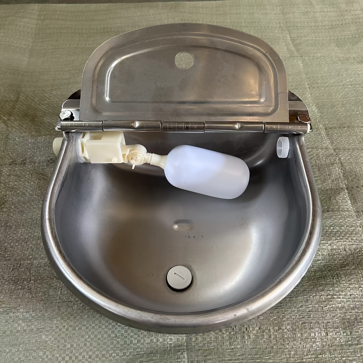 Large capacity stainless steel automatic pet waterer bowl with float valve and drainage, suitable for horses, cows, sheep, and dogs. Durable and does not require batteries.