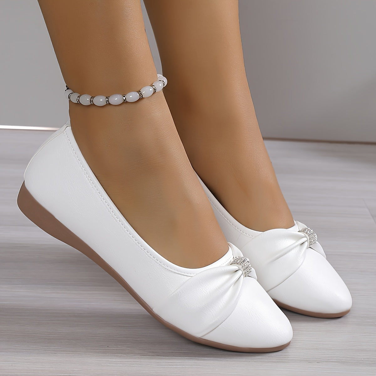 Classic white ballet flats with crystal embellishment, suitable for all seasons. Made of polyurethane with a rubber sole. Ideal for spring and summer.