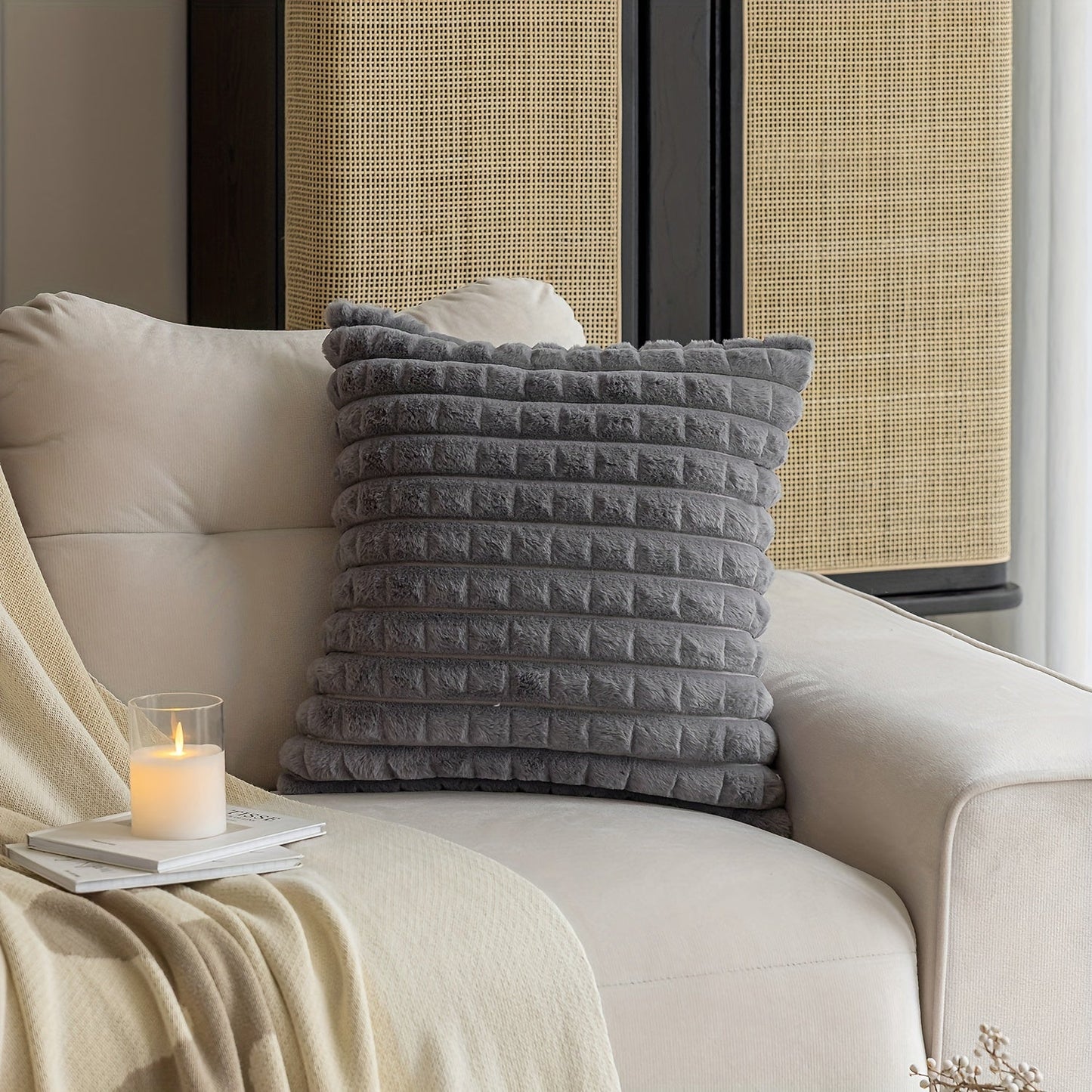 This chic throw pillow cover features a checkered design made of plush soft polyester with an invisible zipper, ideal for adding style to your sofa or farmhouse decor. Hand washable and available in two sizes: 44.96x44.96cm or 50.04x29.97cm (Pillow Not