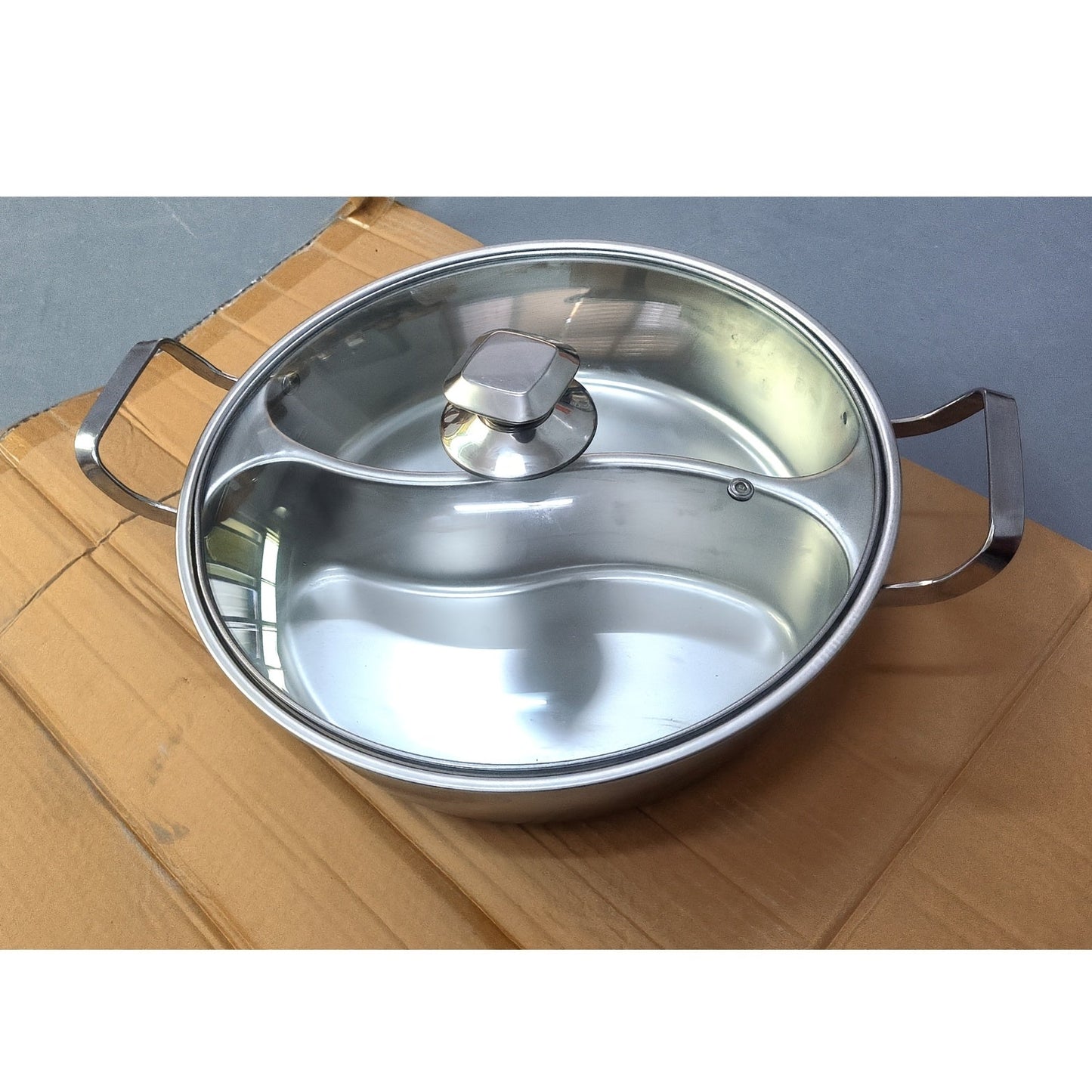 No power needed for this dishwasher-safe Stainless Steel Dual Compartment Shabu Shabu Pot. Its 1-piece detachable design, induction compatibility, and 304 thickened household divided hot pot make it a convenient choice for hot pot lovers.