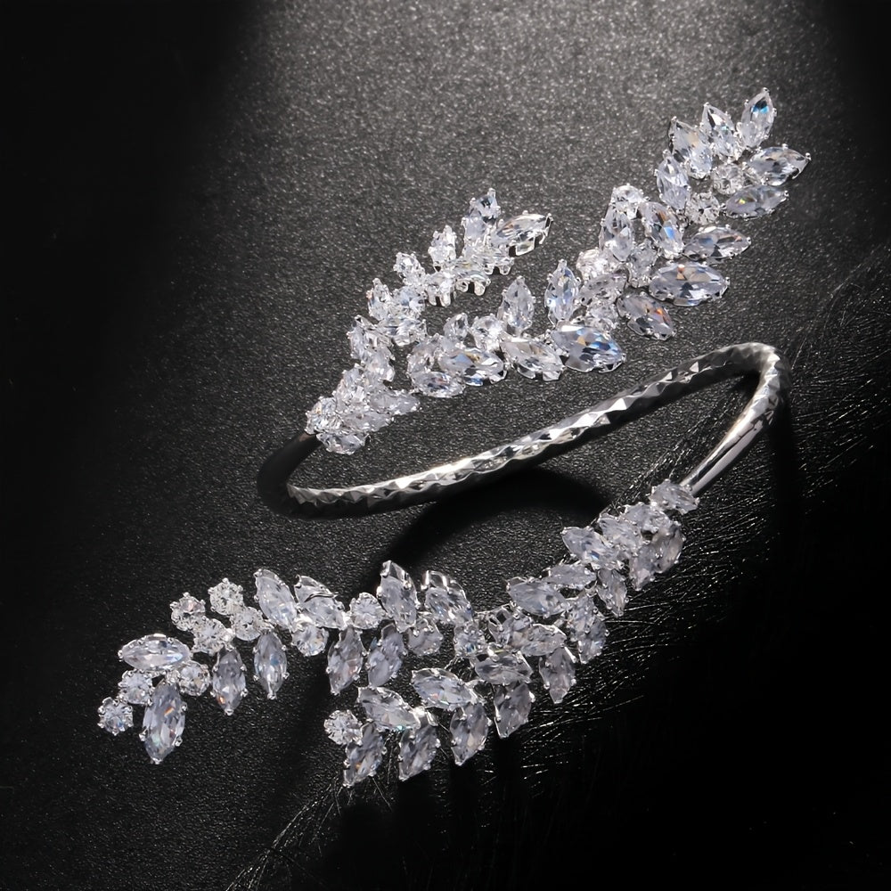 Stylish Leaf Bracelets for Women, Elegant European and American Brides, Perfect for Wedding Dresses. Sparkling Rhinestone Open Bracelets, Exuding a Touch of Luxury and Elegance, Ideal for Special Occasions.