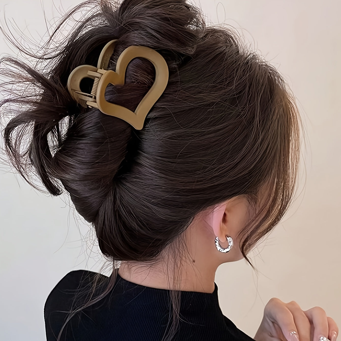 4 heart-shaped plastic hair clips for women, medium-sized with strong grip and durability, perfect for hairstyle coordination.