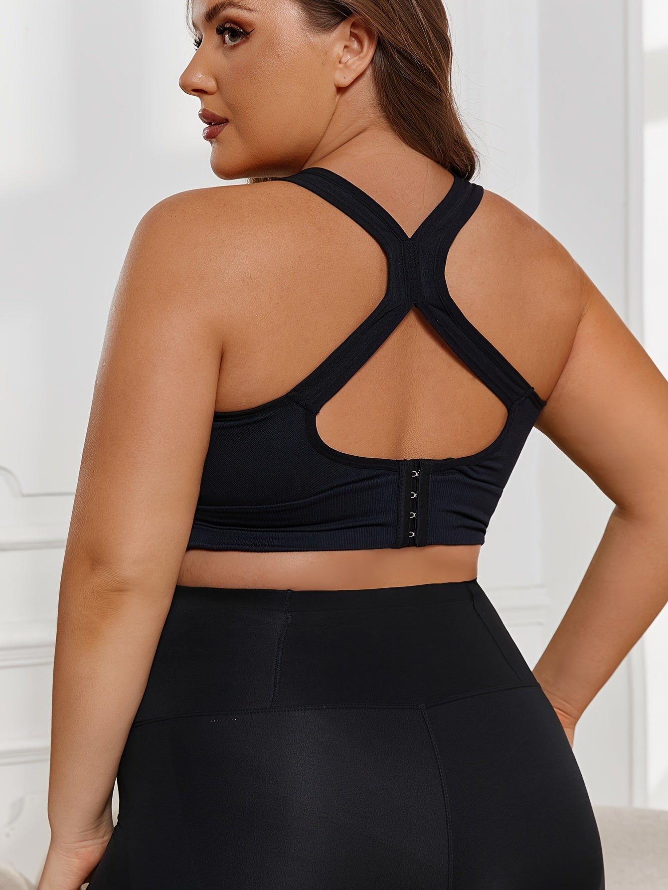 Plus Size Seamless Sports Bra made of solid color knit fabric with medium stretch, composed of 83% polyamide and 17% elastane. Features removable padding, wireless design, and a lightweight