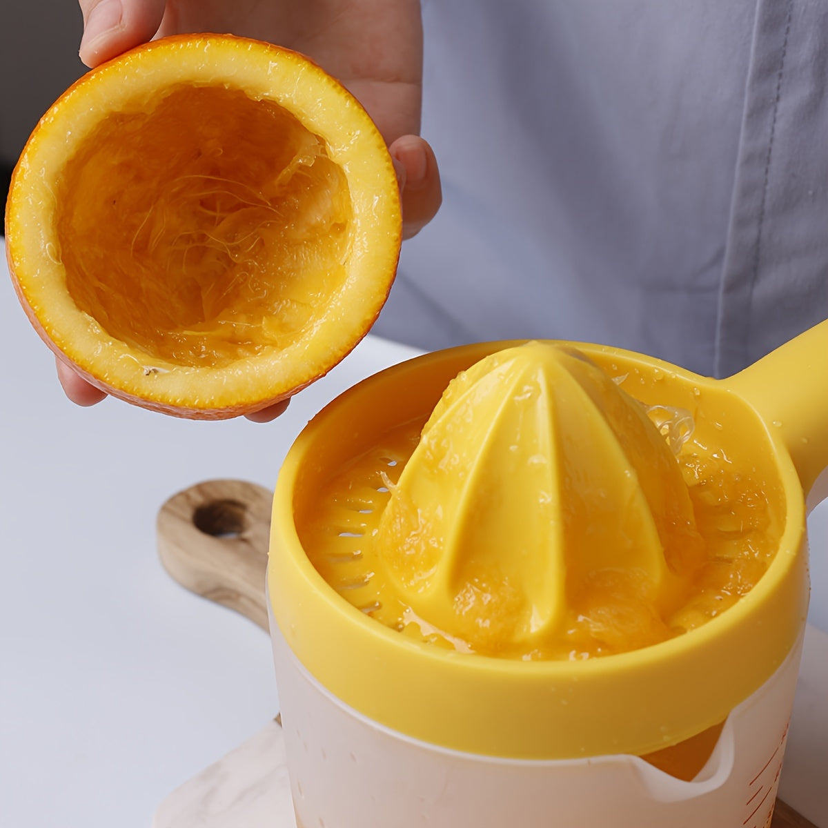 1 piece Citrus Juicer - Multifunctional Lemon and Orange Juicer with Built-in Measuring, Manual Hand Squeezer for Kitchen, a Creative Kitchen Accessory