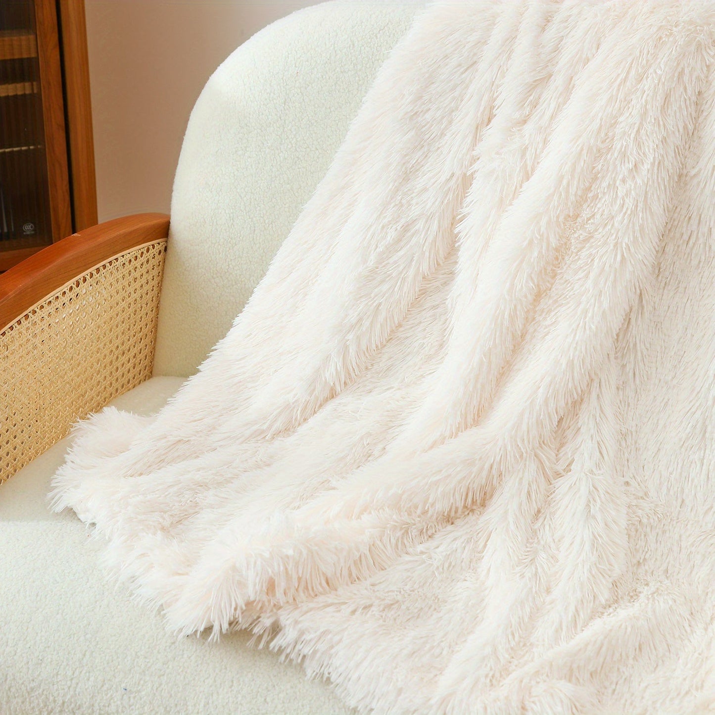 Soft and warm flannel blanket suitable for all seasons - Ideal for couch, sofa, office, bed, camping, and travel purposes.