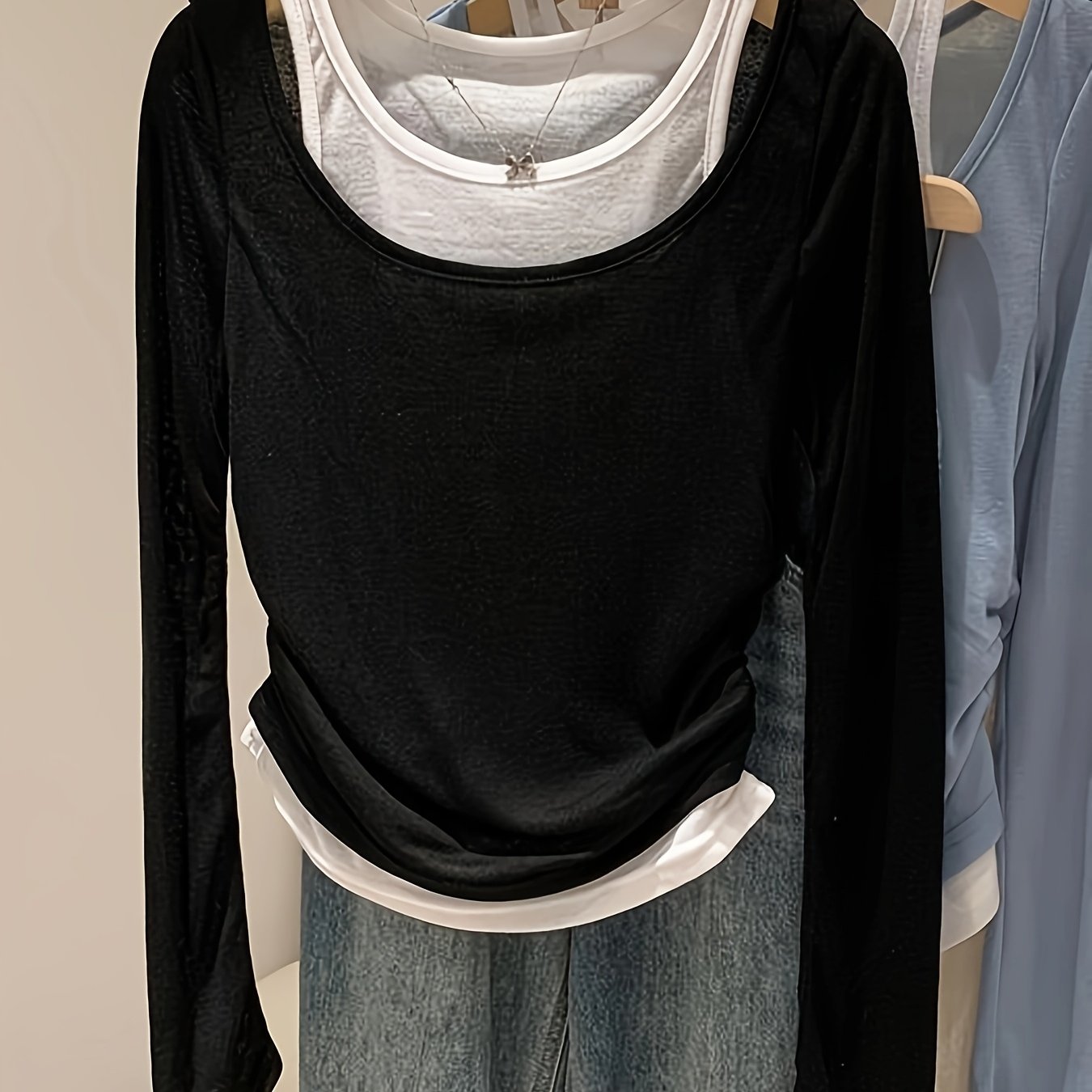 Black and white color-blocked long-sleeve women's top for Fall 2024, with a trendy slim-fit silhouette.