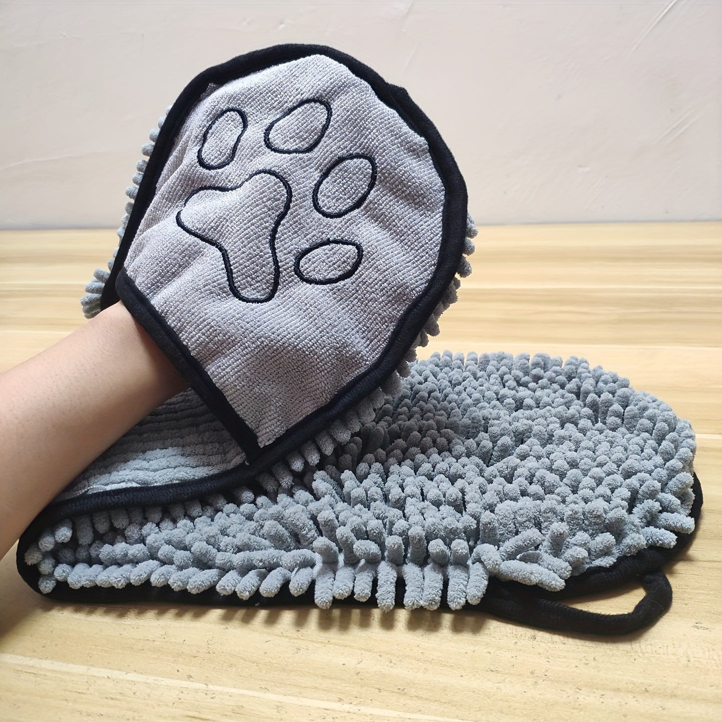 Quick drying bath towel for pets, suitable for cats, dogs, and rabbits. Glove style design for easy absorption.