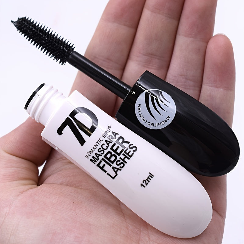 7D Fiber Lash Mascara в черно-белом дизайне тюбика является водостойкой, придающей объем, удлиняющей, стойкой к поту, обеспечивающей длительный завиток и защищенной от размазывания, подходит для всех типов кожи.