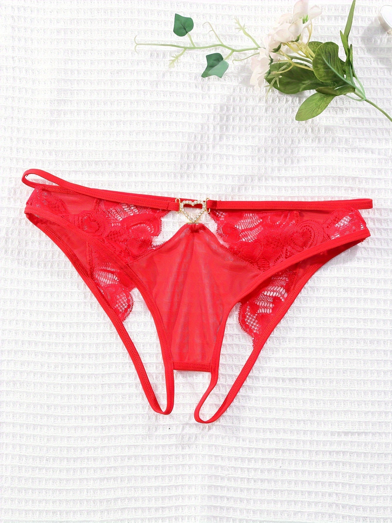 1 pair of red lace panties for women with heart-shaped clasp is made of solid color knitted fabric with lace detail, suitable for adult underwear.