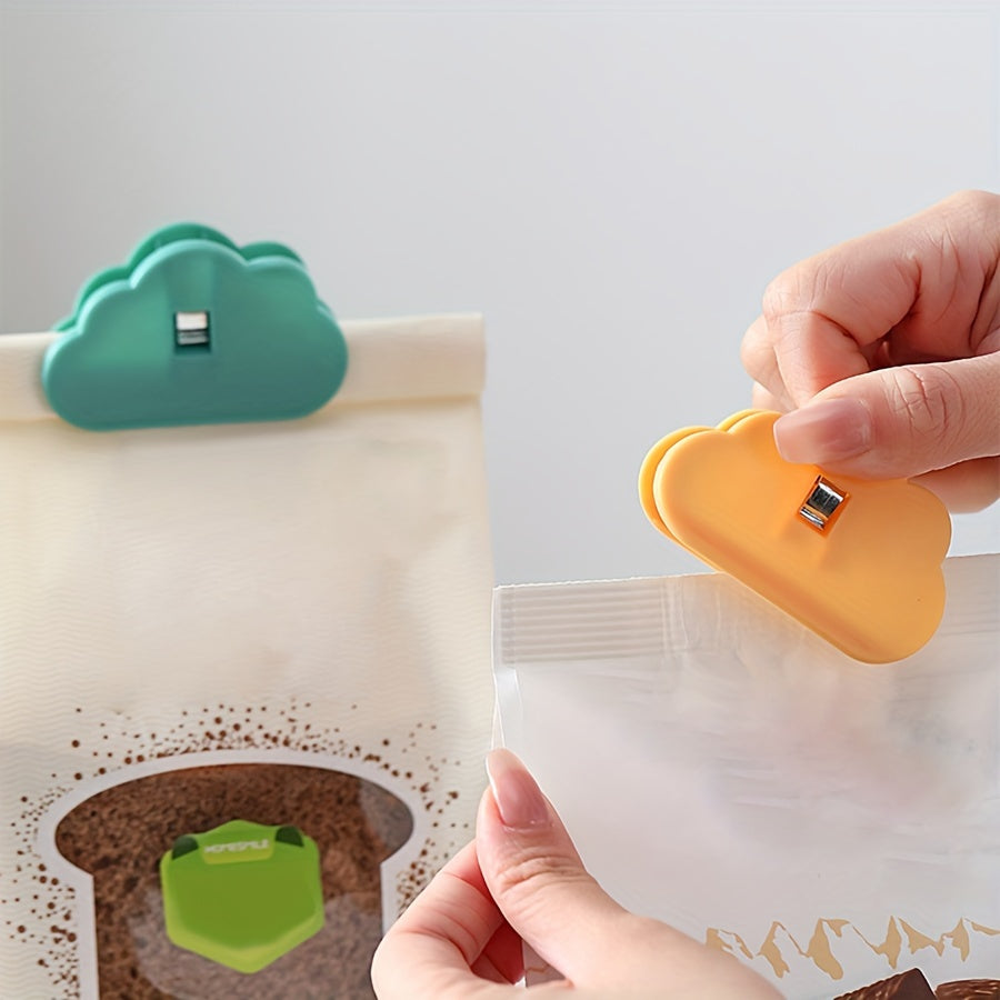 Set of 2/4 cloud shaped food bag clips for easy sealing and keeping food fresh. These clips are reusable, moisture-proof and dust-proof, and can be used on all kinds of plastic bags and snack bags, as well as kitchen storage boxes. A convenient kitchen