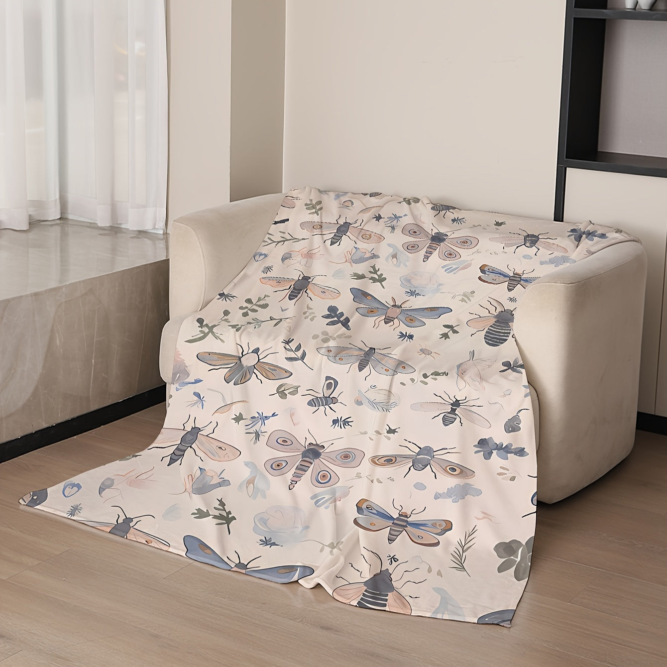 Stay cozy with our contemporary insect pattern throw blanket! Featuring a digital print design, this soft and warm blanket is made from coral fleece and polyester knit fabric. At 180-200g, it provides lightweight warmth perfect for all seasons. Use it on