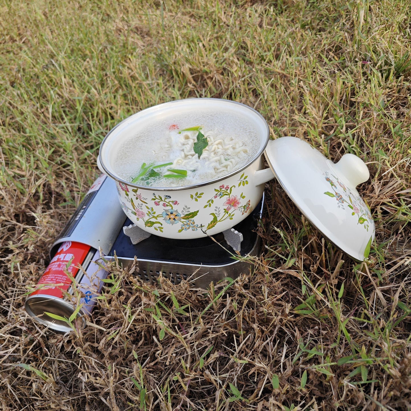 Set of 3 Senny Enamel Saucepans with Floral Design – Perfect for Gas Stovetops, No Electricity Needed!  These versatile pots can be used as soup pots, cooking pots, salad mixing bowls, and grease containers. Ideal for use at home, outdoors, or in